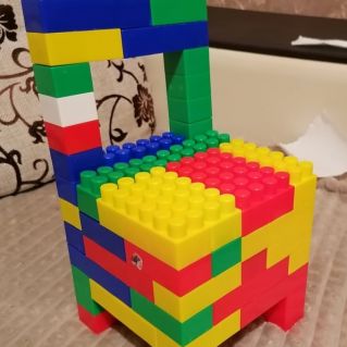 Стул из Лего-кирпичиков