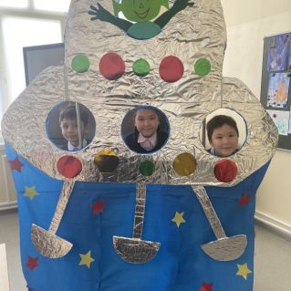 Макет - фотозона «Добродушный Марсианин Кузя  на своем корабле»