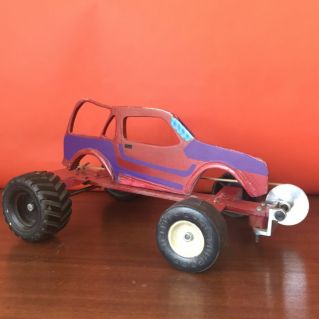 "Контурная модель автомобиля с резиномотором"