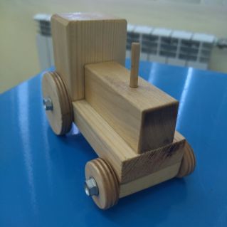 Деревянная игрушка "Трактор"