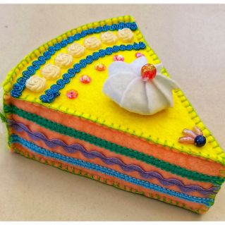 Сувенир из фетра " Кусочек торта"