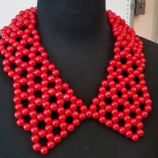 Воротник из бусин.