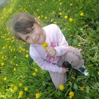 "Соберу одуванчики, будем плести веночки"