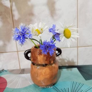 Ваза для мамочки. Материал - глина.