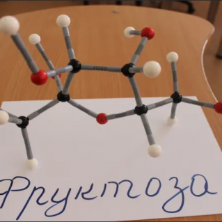 Модель молекулы из пластиковых бутылок