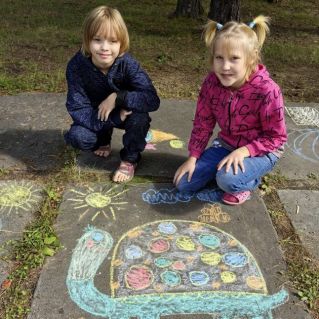 Рисунок на асфальте "Веселая черепашка"