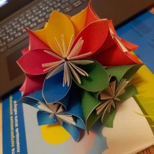 Бумажный цветок