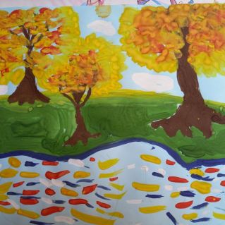 Деревья отражающиеся в реке.