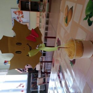 "Листики окрасила, в желтые и красные"