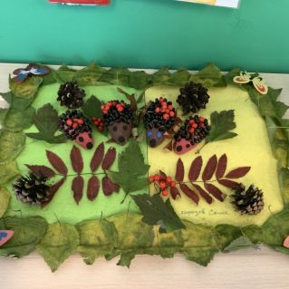 На полянке ежики собрались в кружок