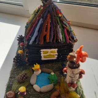 Избушка в осеннем лесу