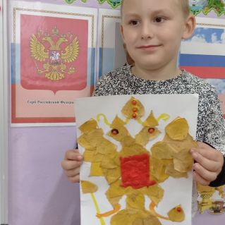 Герб России из берёзовых листьев