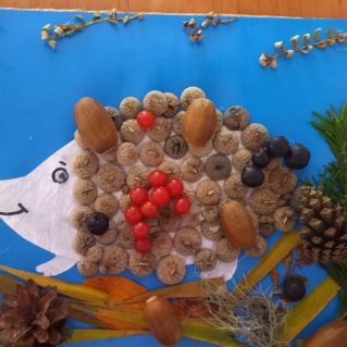 Бежит ежик по дорожке