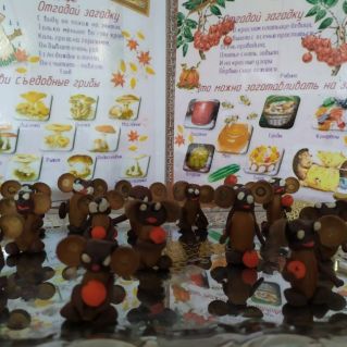 Выставка поделок "Чебурашки"