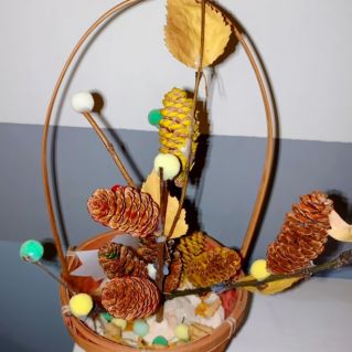 Корзина с шишками