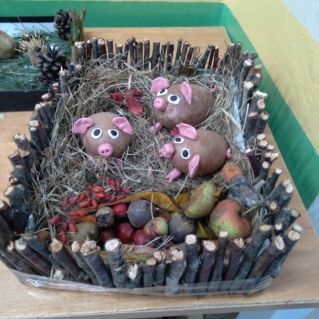 "В гостях у трёх поросят"