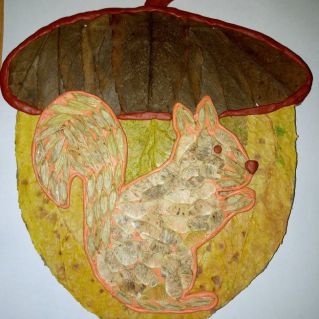 Аппликация из природного материала с элементами пластилинографии "Орешек для белочки" "