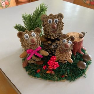 Медведи в осеннем лесу