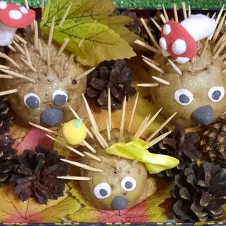 Славная ежиная семья!  Осенью под дом, в подполье к нам,  каждый год она переезжает....