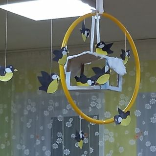 Инсталляция "Синички на кормушке"