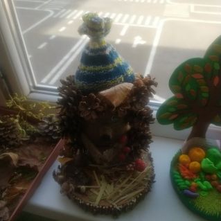 "Забавный ёжик" из природного материала