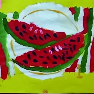 Арбуз на тарелке.