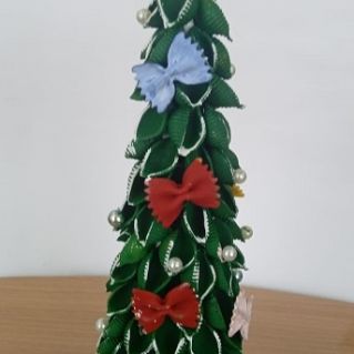 ""К нам приходит Новый год!", номинация: "Необычная Ёлочка" (материал: макаронные изделия)