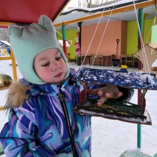 "Прилетайте птички, мы вас любим!"