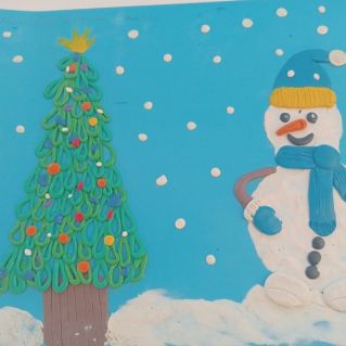 Снеговик у ёлки