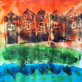 "Дома, в воде отражаясь"