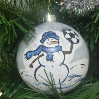 Снеговик на елочной игрушке