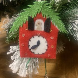 Ёлочная игрушка из фетра «Часики»