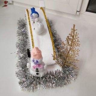 Снеговики на горке