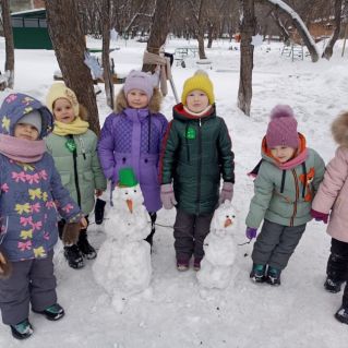 Коллективная работа "друзья снеговики"