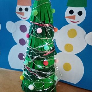 "Нарядили ёлочку в праздничное платье"