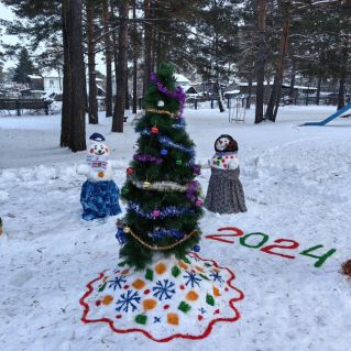 Скульптуры из снега "В ожидании Нового года 2024"