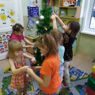 Мы наряжаем ёлочку!