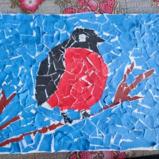 Красивая птичка -снегирь