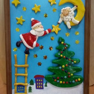 Дед Мороз наряжает елку