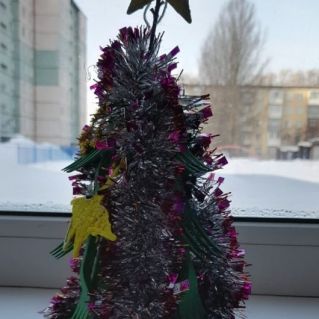 Ёлка - пушистая иголочка.