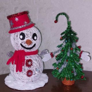 Снеговик у ёлки