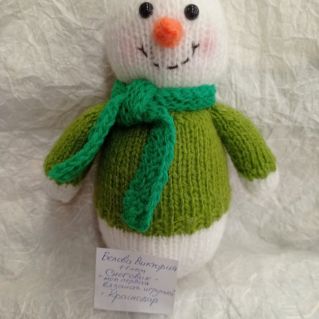 Снеговик - моя первая вязаная игрушка