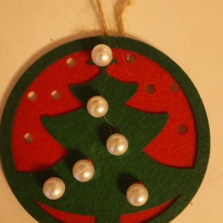 Ёлочка с жемчужными бусинками.