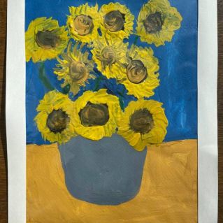 Подсолнухи на синем фоне