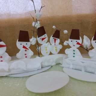 Снеговики весёлые выстроились в ряд