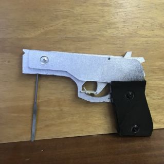 "Пистолет Стечкина" (стреляет резинками).