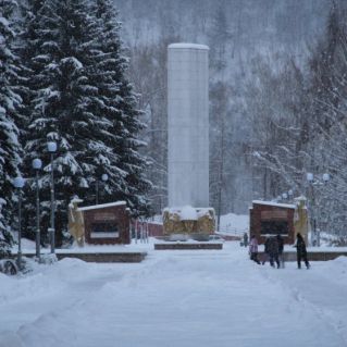Обелиск под снегом
