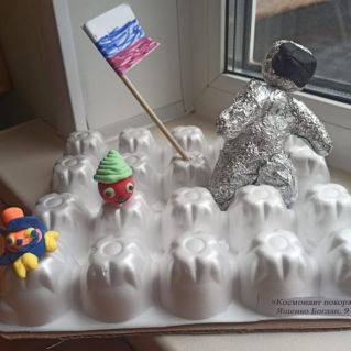 Космонавт покоряет луну