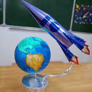 Полетим мы на ракете вокруг совей планеты.