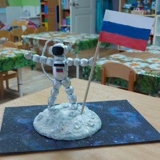 "Космонавт на луне"